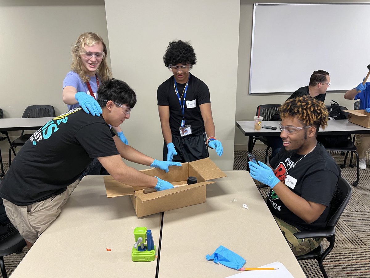 Students from ⁦@Plano_Schools⁩ ⁦@PSHSWildcats⁩ engineering program are visiting ⁦@UTDallasNews⁩ today to learn about the semiconductor field.