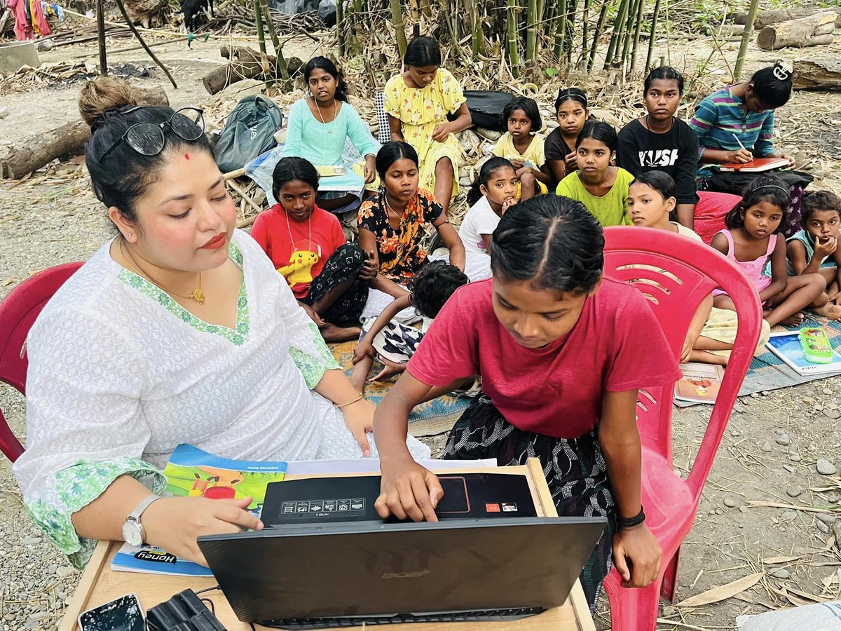 LLHINDIA's tweet photo. Today’s computer class. এক প্রত্যন্ত গ্রামে চলছে আজকের ক্লাস। Computer দেখে ওদের মুখের হাসি থাকে দেখবার মতো॥🧡🙏
#mobilelibrarysikshaswaraj
#10_takar_tution
#northbengal https://t.co/JCYf5lM746