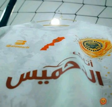 MoroccoSarah1's tweet photo. السلطات الجزائرية تحتجز في هذه اللحظات  فريق نهضة بركان و تمنعه لحدود اللحظة من دخول التراب الجزائري بسبب الأقمصة التي يلعب بها الفريق و التي تحمل خري��ة المغرب كاملة.🇲🇦
الخريطة لم تمس شبر من خريطة الجزائر فلماذا هذا التصرف من السلطات؟!  
أمر غريب https://t.co/RDtfXooVYw