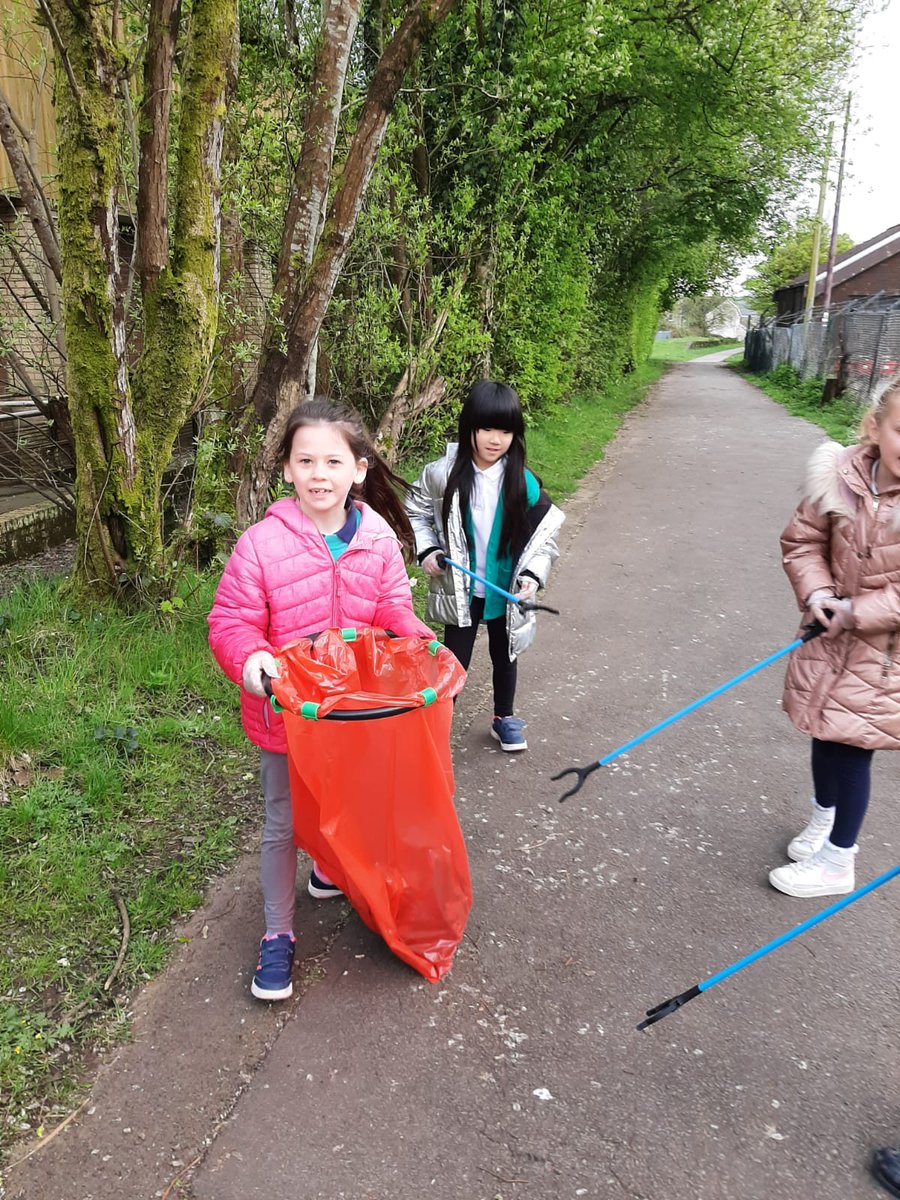 @OVPS_Pinches Litter picking with with members of Ogmore Valley Priide today. So proud of My class. Mums and Dads your children are awesome. @OgmoreP @OgmoreE #OgmoreValleyPriide