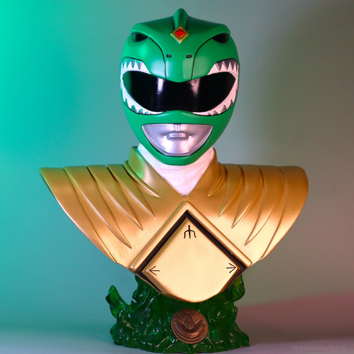 This green ranger bust is fantastic!! Love it so much! 
I should've shot this much sooner

#powerrangers #greenranger #MMPR #MightyMorphinPowerRangers