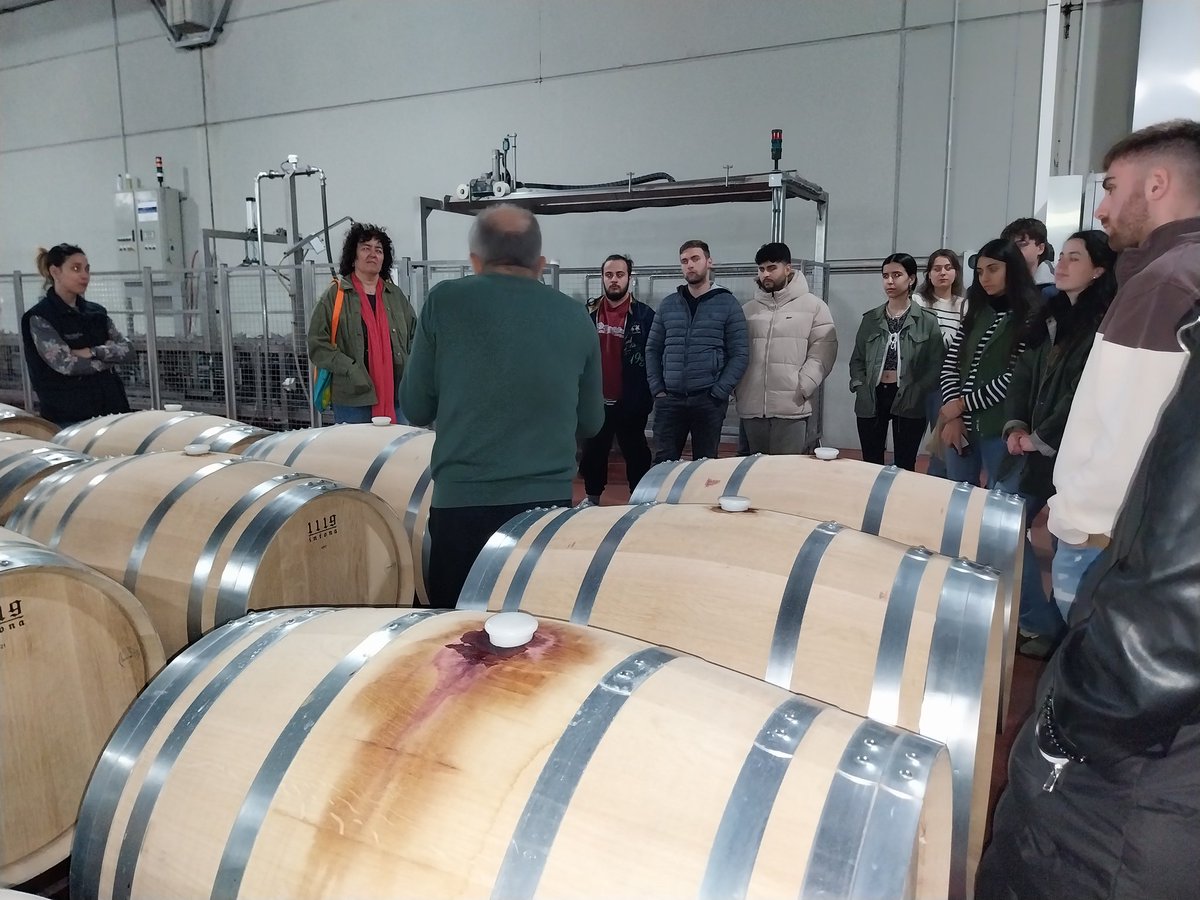 Hoy junto a los alumnos de varios cursos de Enologia visitamos bodegas @Pinna_fidelis, #Trus y #Legaris. Gracias por recibirnos. 🍷