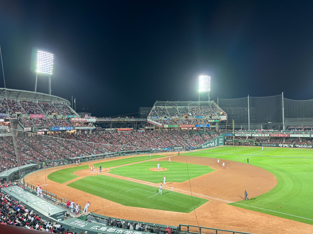 会社のイベントで、カープ観戦に行ってきました⚾️ 延長12回で引き分け🎏 8投手による無失点リレーは痺れました！！！！！ 明日の勝利に期待です🏟️ 写真は麗さんと！🩵 #carp #マツダスタジアム