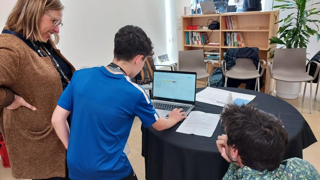 ielesvinyes's tweet photo. Com predir i quantificar la precisió d'una catapulta? Quins productes han vertebrat el flux de treball? Quines fases hem seguit? Avui nois i noies han dirigit un taller a la #steamconf24 @STEAMConfBCN abordant aquestes preguntes. Un exitàs! Molt agraïts a les persones assistents. https://t.co/sq2tKEXF6S