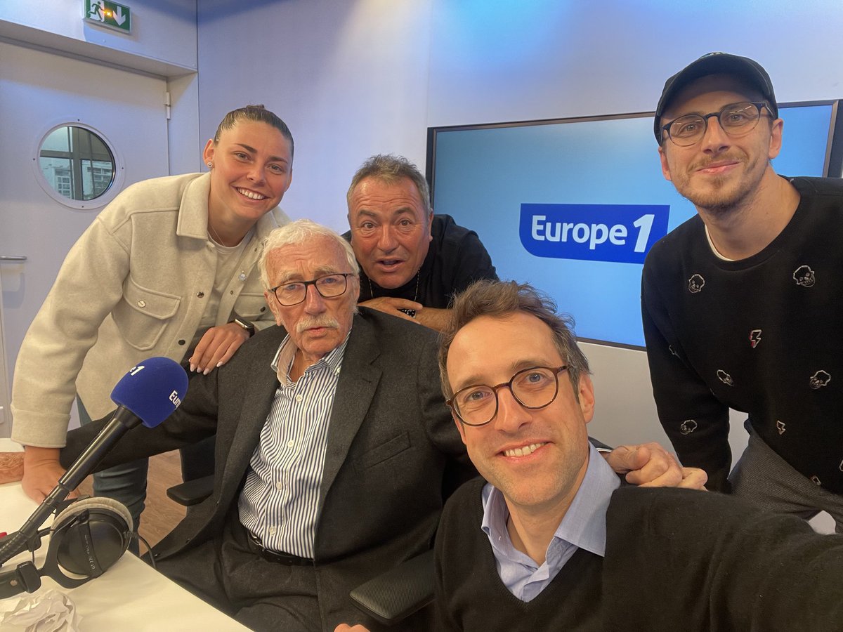 Studio des légendes ! Autour du mythique ⁦@JacquesVendroux⁩ le meilleur réalisateur ⁦@onteniente_f⁩ la plus grande footballeuse ⁦@daniel_oceane⁩ et l’unique ⁦@MaximeEyrignoux⁩ en direct sur ⁦@Europe1⁩ ! ⁦@donatvidalrevel⁩ ⁦@ccarrez⁩