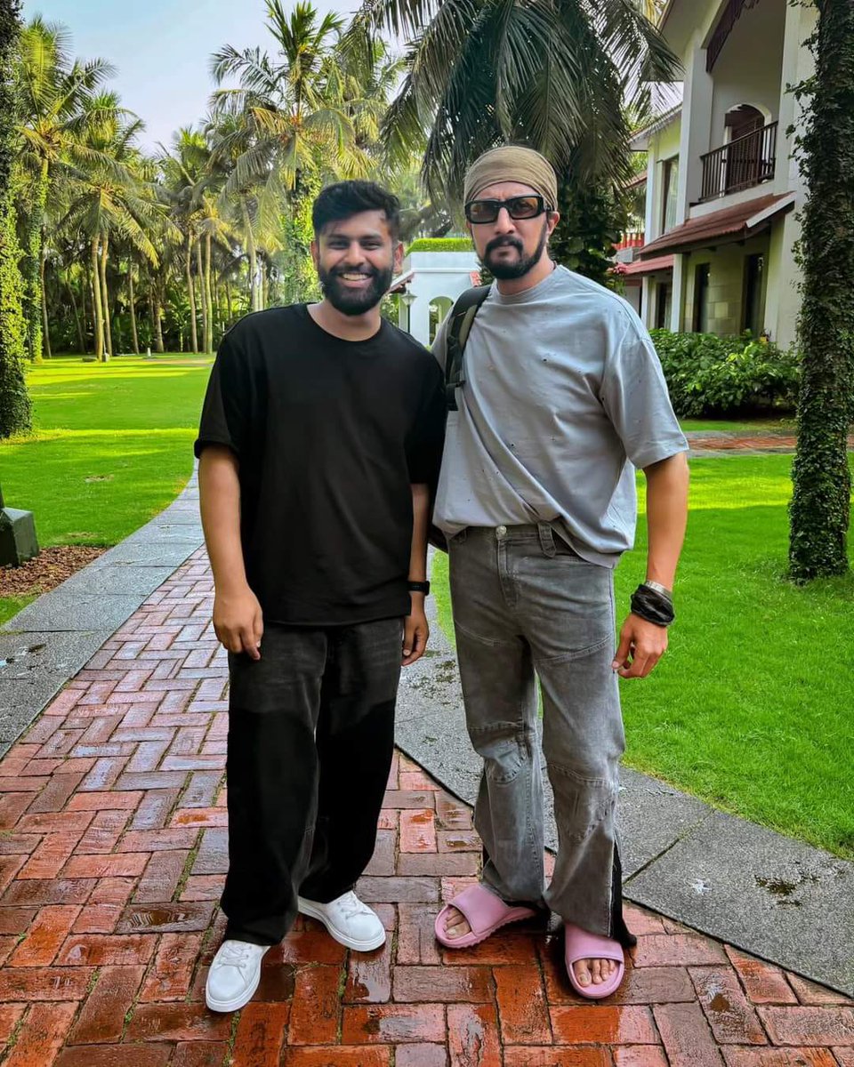 Boss and Karthik 😍🥰😘 @KicchaSudeep Boss 😍🥰