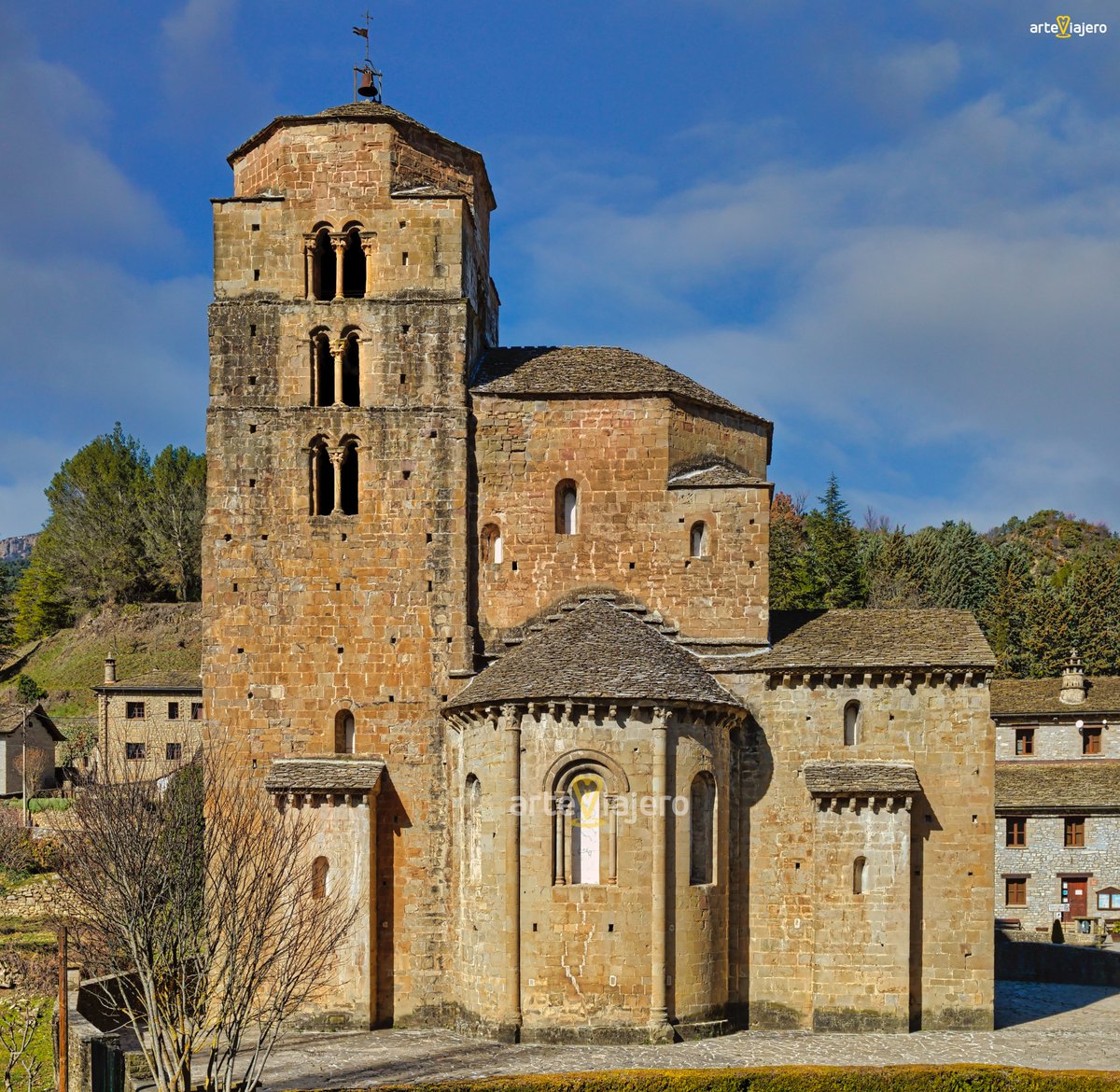 Iglesia de Santa María de Santa Cruz de la Serós (S. XI, Huesca). Considerada como uno de los ejemplos más antiguos y bellos del arte románico de Aragón #FelizViernes #photography #travel