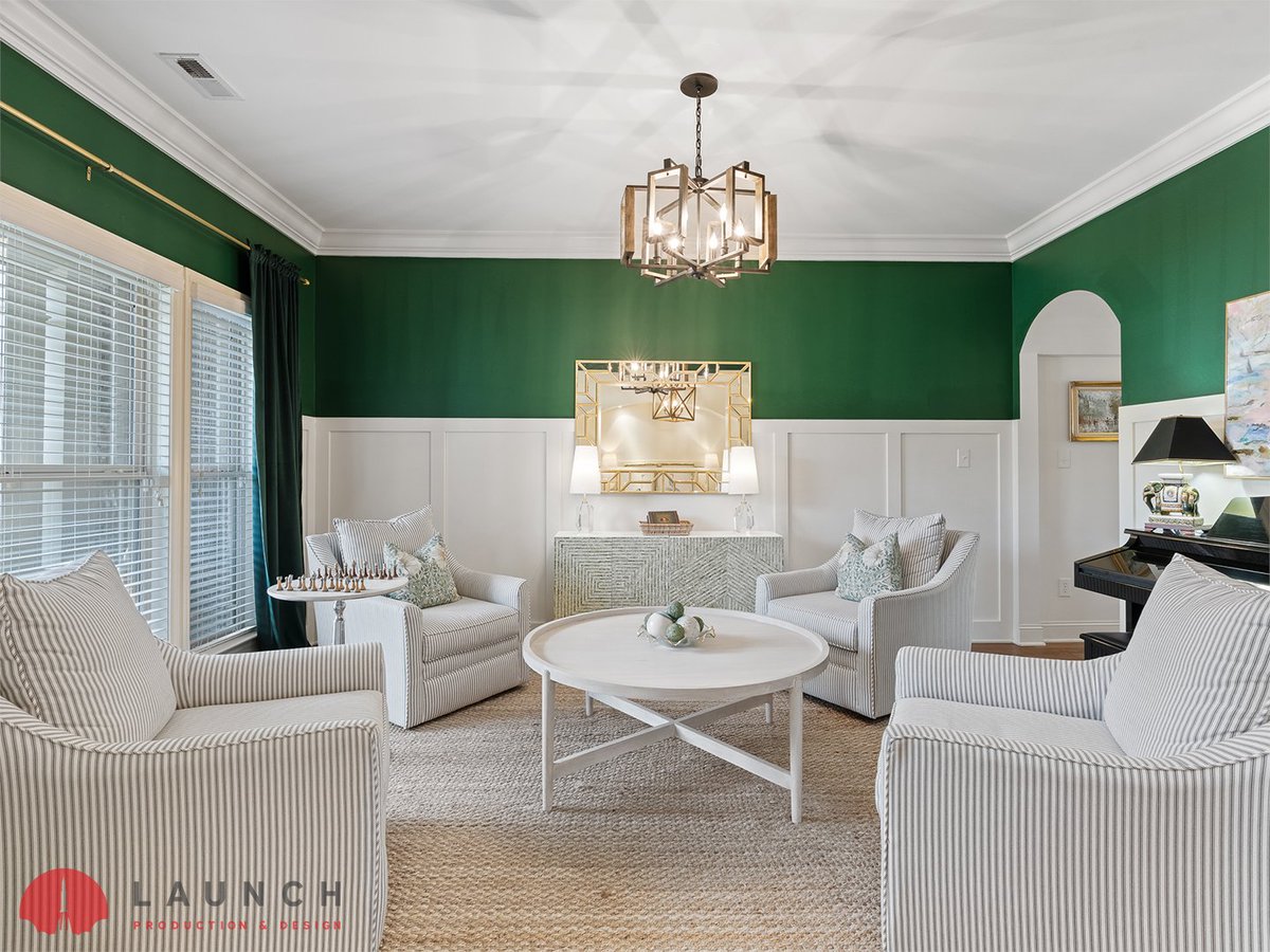 LaunchP_A_D's tweet image. Obsessed with the vibrant green accent in this room! 
Book us for your next listing and experience why Launch Production And Design is the go-to in real estate media and marketing! 📷

📅launchhsv.com/book-now/

#realestatephotography #realestatephotos #LaunchProductionAndDesign