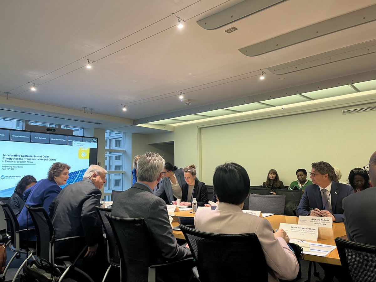 .@WorldBank's #ASCENT program aims to change the lives of millions in Eastern & Southern Africa. Chris Foley joined a #WBMeetings roundtable about the program & amplified Power Africa's commitment to #EnergyAccess in these regions.

@VictoriaKwakwa @GuangzheChen @WBG_Energy