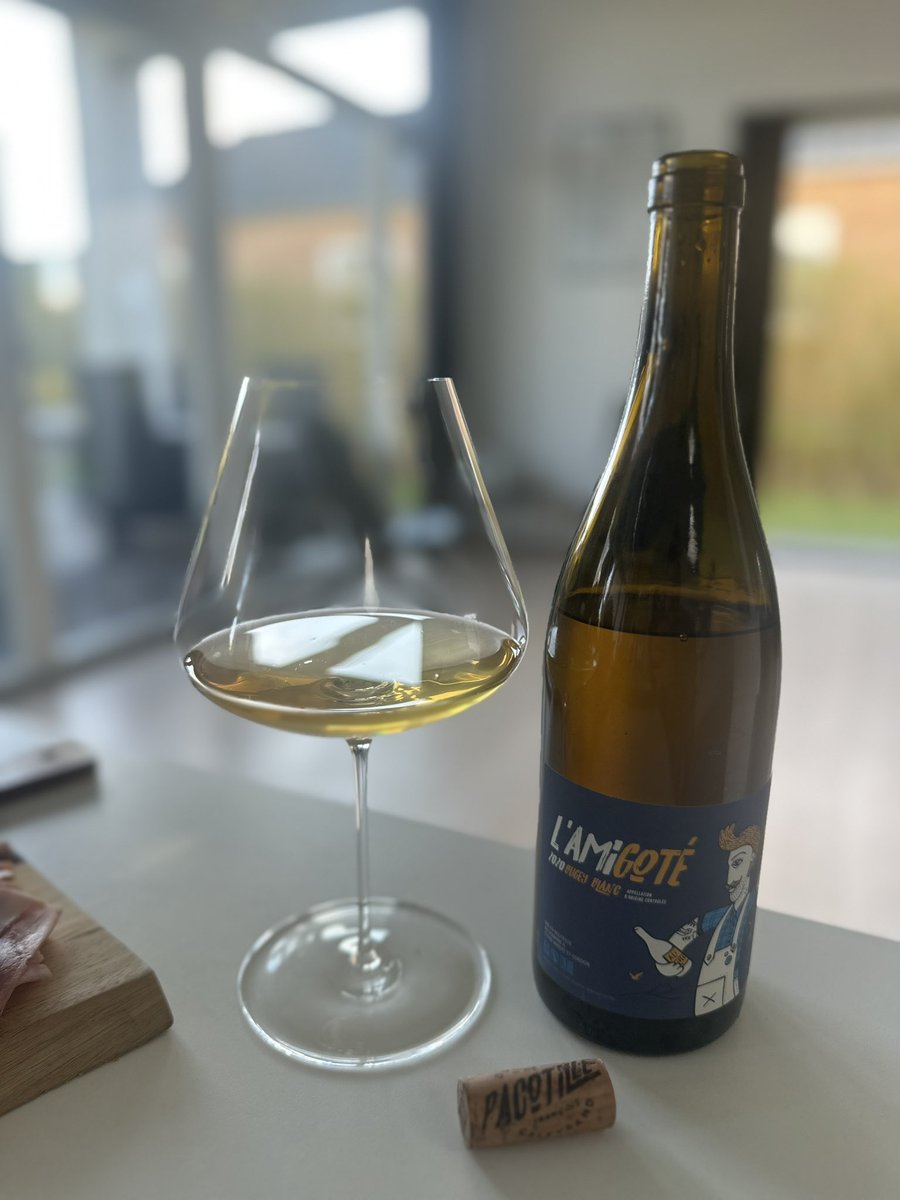 Fredags juice - 80% aligote og 20% Chardonnay - let oxideret ! Fra området Bugey nær grænsen til Schweiz og tæt på både Bourgogne og Jura, hvilket bestemt også afspejles i vinen ❤️
