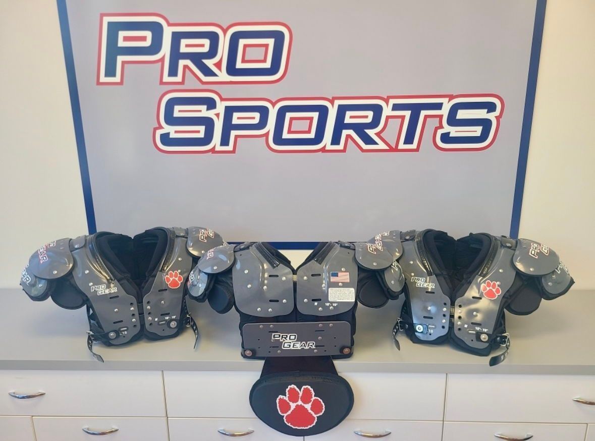 @RabunFootball, these #ProSportsCustoms will be on your door-step before you know it!🐾🏈

Mike Nelson (@ProGearNellie,) Clayton Nelson (@Clayton_nelson5,) and @BakersSports helped us get these guys #GearedUp for the up-coming season!

@rabuncountyhigh
@coachheavyd

#KnowTheLogo