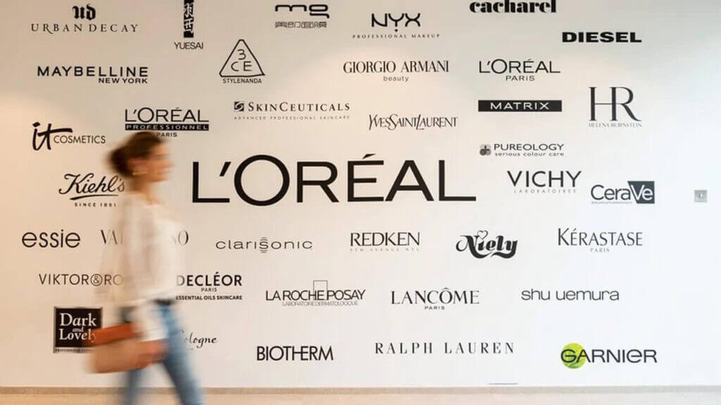 Amidst market uncertainties, @LOrealGroupe's shares soared 5% as strong Q1 sales in Europe and North America sparked sector confidence. 

Sector confidence blooms, with @EsteeLauder & @COTYInc also gaining.

#BusinessResilience #MarketTrends