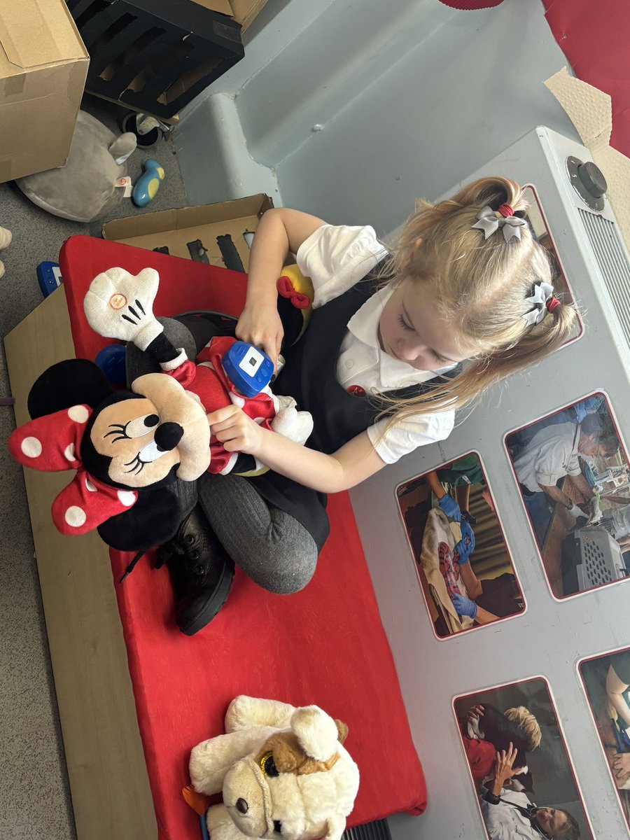 The Reception children have been looking after some poorly animals at East Ward Vets. They check their heart beat and make sure the animals get lots of rest, ready to go back to their owners🐾