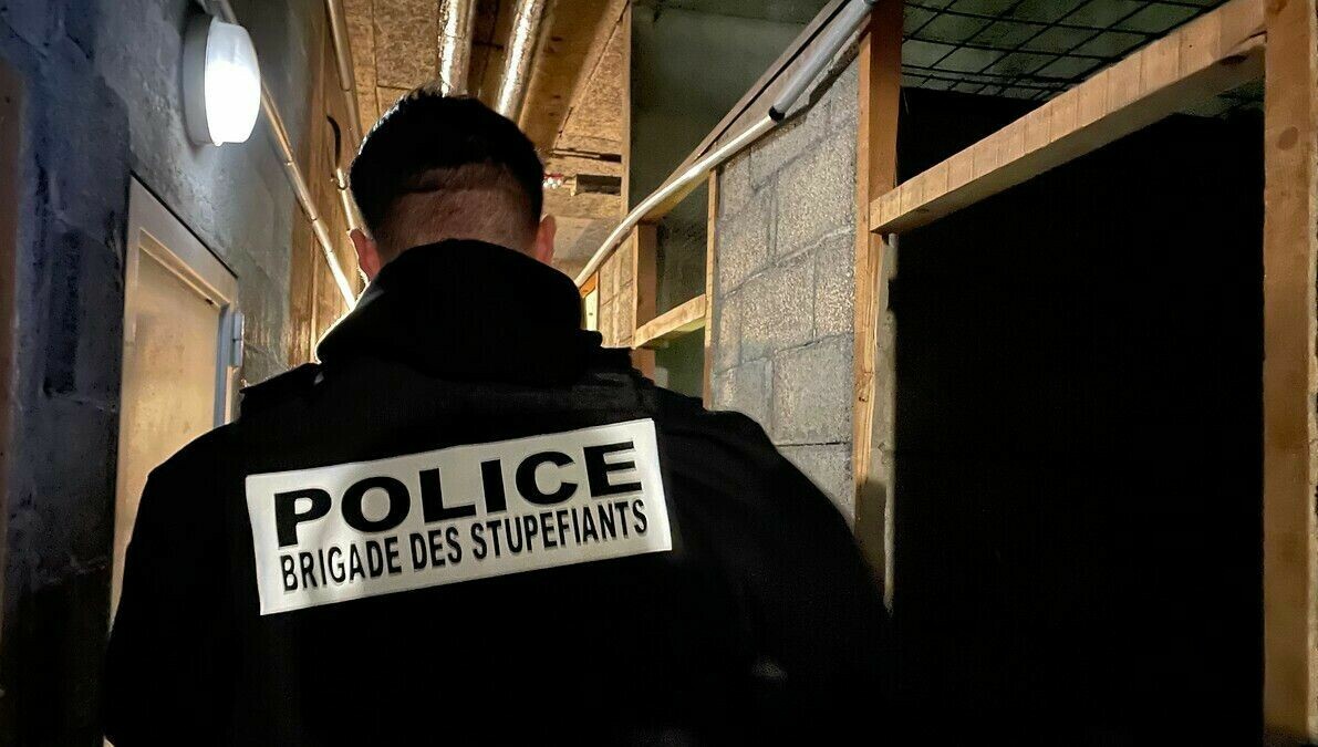 Opération #PlaceNette à Évreux : huit suspects arrêtés après des saisies de drogue et de cigarettes contrefaites annoncent le @Prefet27 et le @PR_Evreux ➡️ l.francebleu.fr/5O49