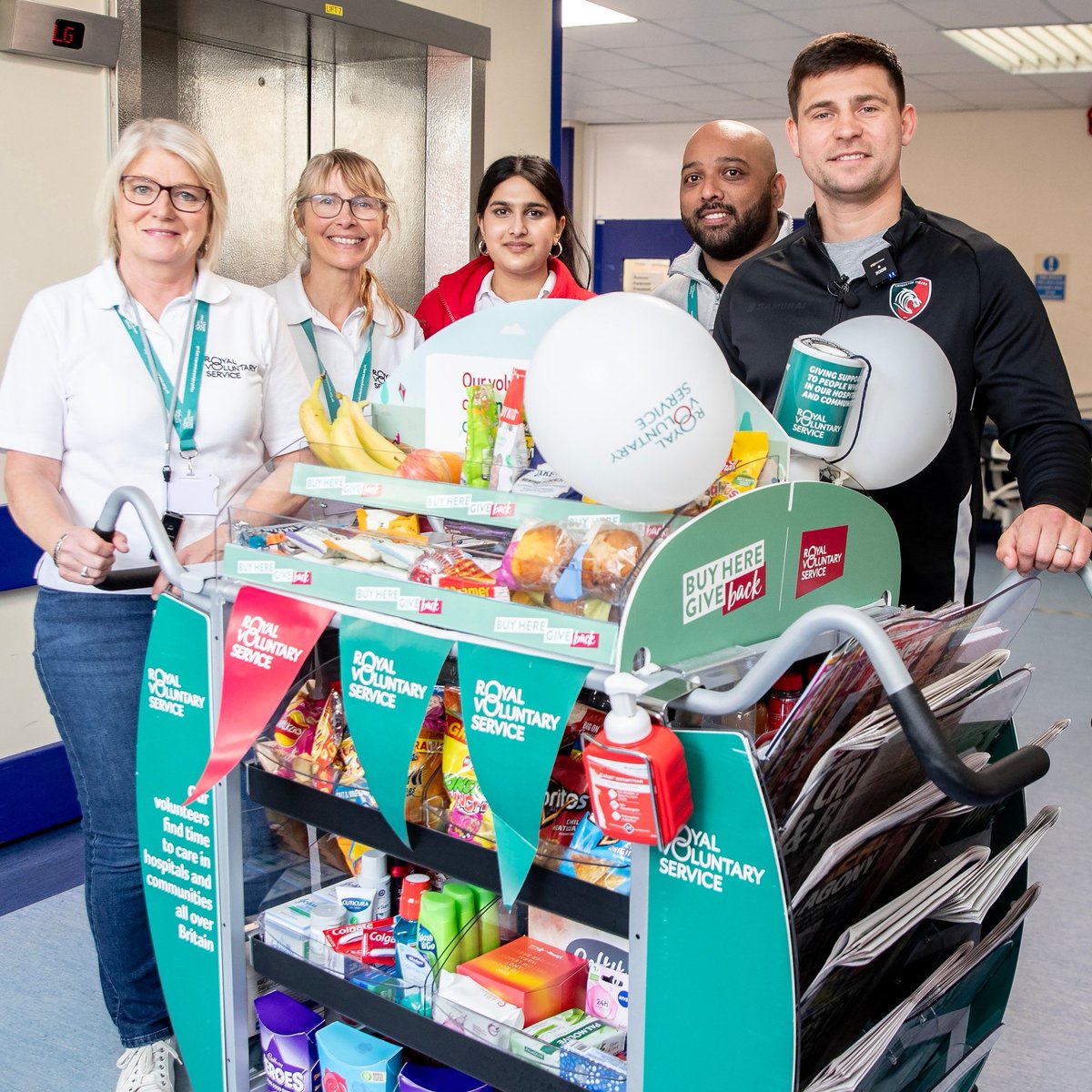 .@LeicesterTigers legend @benyoungs09 visited the General to celebrate the 50th anniversary of the @RoyalVolService trolley service. Ben said: “It was great to see how everyone looked forward to seeing the volunteers. For patients, it’s about much more than what’s on the trolley'