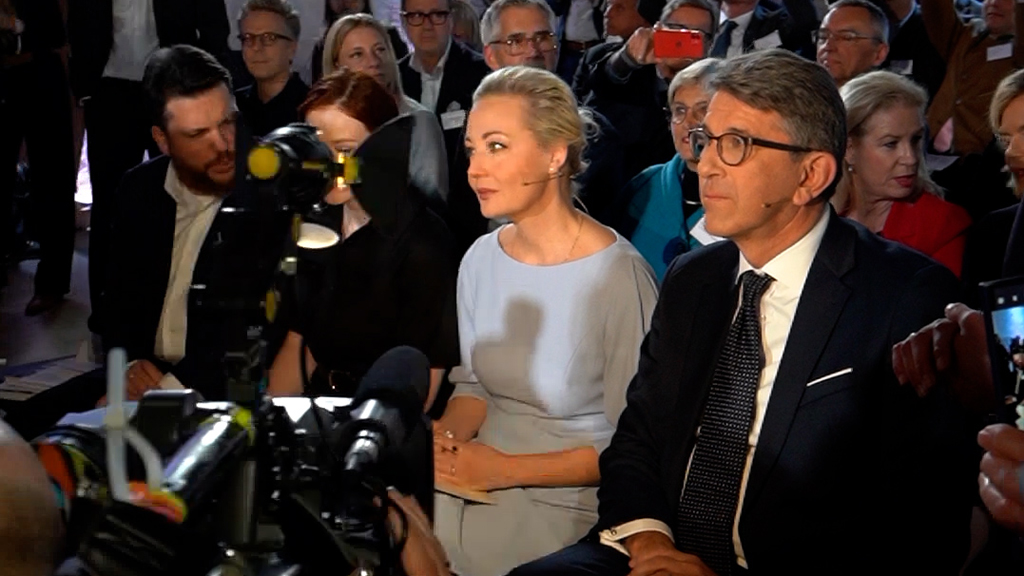 Bayerischer Landtag (@landtag_bayern) on Twitter photo „Alexei Nawalny gab alles für seine Überzeugung & seine Frau <a href="/yulia_navalnaya/">Yulia Navalnaya</a> teilt diese Stärke. Eine Stärke, die wir alle brauchen: im Kampf für #Demokratie & Freiheit“, <a href="/IlseAigner/">Ilse Aigner</a> in ihrer Rede zur Verleihung des Freiheitspreises der Medien für Ehepaar #Navalny beim <a href="/LEGipfel/">Ludwig-Erhard-Gipfel</a> „Alexei Nawalny gab alles für seine Überzeugung & seine Frau <a href="/yulia_navalnaya/">Yulia Navalnaya</a> teilt diese Stärke. Eine Stärke, die wir alle brauchen: im Kampf für #Demokratie & Freiheit“, <a href="/IlseAigner/">Ilse Aigner</a> in ihrer Rede zur Verleihung des Freiheitspreises der Medien für Ehepaar #Navalny beim <a href="/LEGipfel/">Ludwig-Erhard-Gipfel</a>