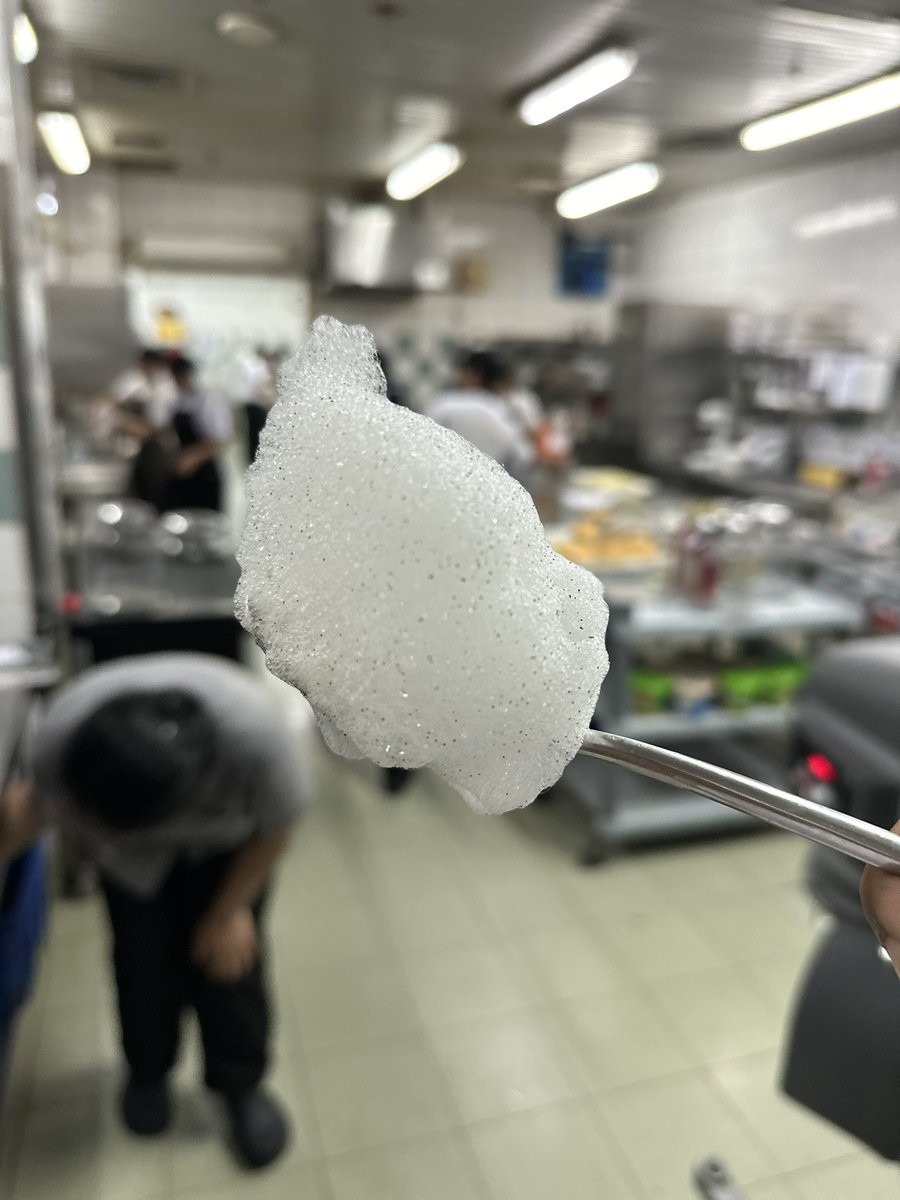 michaelleuwol's tweet photo. Tetumben maen Foam lagi, dan ini lumayan menarik sih…

Vanilla Foam;
Air 500gr
Vanilla Pod
Soy Lecithin 8gr

Masak semua bahan, lalu turunkan suhunya. Setelah hangat” kuku, gunakan hand blender untuk menghasilkan Foam. Tunggu sekian detik baru disajikan

#setorbakingchef https://t.co/3LnMPtJ8Ll