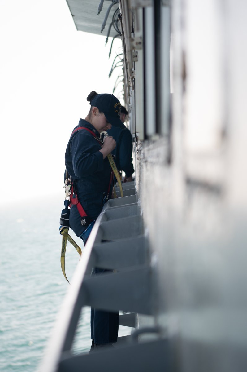 Squeaky Clean 🧼🫧💦 Quartermaster 2nd Class Rocio Braunstein aboard USS New York (LPD 21) cleans the warship bridge windows. The bridge is where Sailors control the ship’s navigation and maneuvering. 📸: MC2 Jesse Turner #Connectedness #Maintence #SpringCleaning #LifeatSea