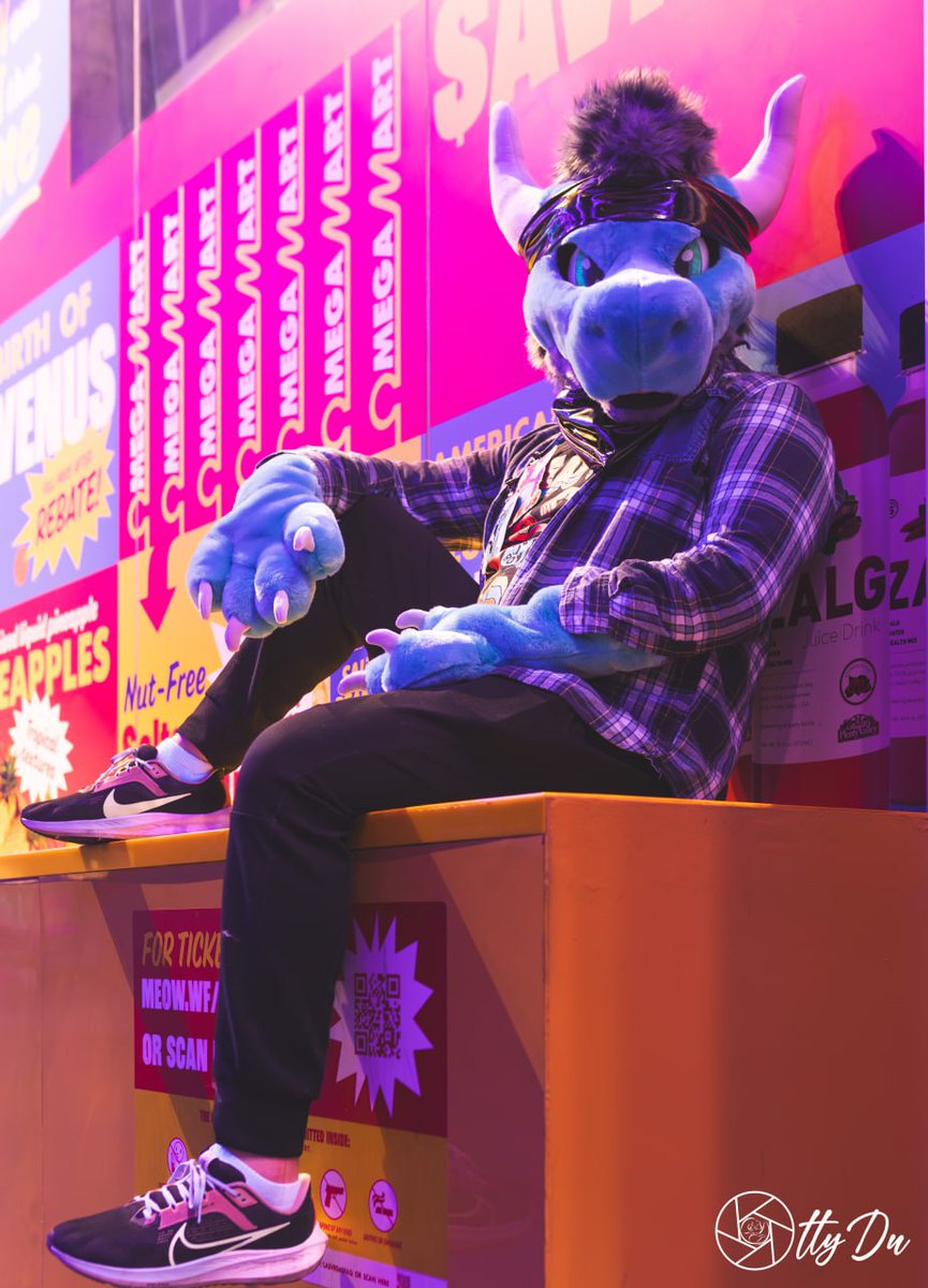 Tyrusderpdragon's tweet photo. I should make more vinyl gear for the boi. More shiny = better 

Maker @PawsibleDesigns 
📷 @OttyDu https://t.co/GiL80kXuYh