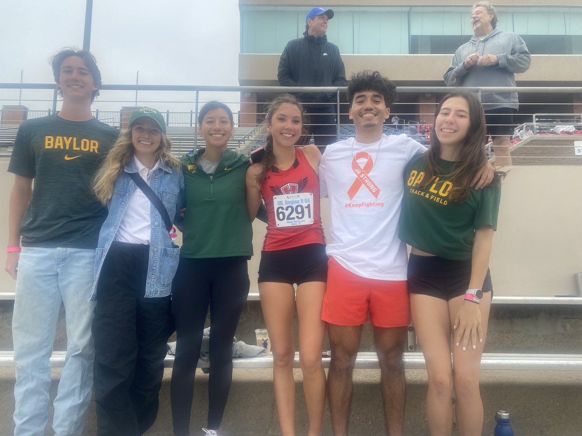 HHHSKnightsTF's tweet photo. School Record Alert!!!!!   Ella Perry with a 10:52 Two Mile to finish out her high school career. Loved the support from her high school teammates and her future Baylor family❤️Sic Em Bears, your getting a jewel! https://t.co/NmBX55au1U