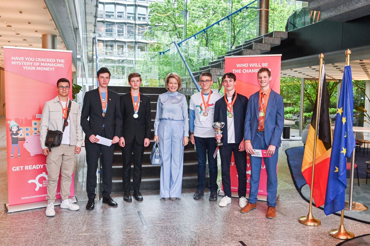 🪙 In het kader van haar missie als Pleitbezorgster van de Ontwikkelingsdoelstellingen van de @UN ontmoet de Koningin de deelnemers van de Europese Geldquiz, een initiatief van @EBFeu om de financiële geletterdheid van jongeren te verbeteren.