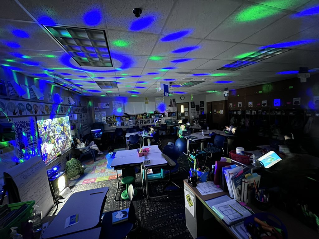 TheMrDeWitt89's tweet image. Flashlight 🔦 Friday!! @RobeyRockets #wearewayne #readingforfun 📚