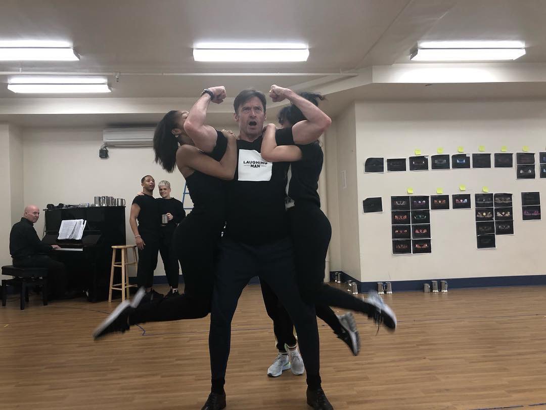 JackmansLanding's tweet photo. Here’s a #flashbackfriday for you. Who remembers when @kamilleupshaw and @alisoningelstrom had the awful job of hanging from Hugh’s biceps during for the majority of 2019??? 💪🏻💪🏻💪🏻 🤣
#hughjackman #tmtmts #gaston #bicepstospare
📸 @RealHughJackman (19/4/19) https://t.co/NmJD2g7uTI