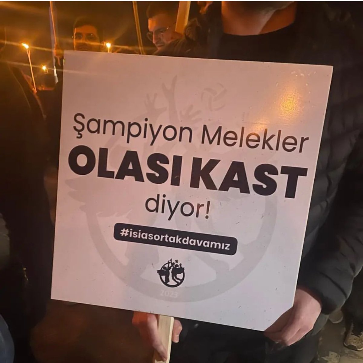 Bugün yine ve yeniden adaletin sağlanması için yürüyoruz. Siz adil bir karar verene kadar durmayacağız! 72 cana kıyan siz katiller OLASI KAST ile yargılanacaksınız #isiasortakdavamız #isiasemsaldavaolacak #isiasolasıkast