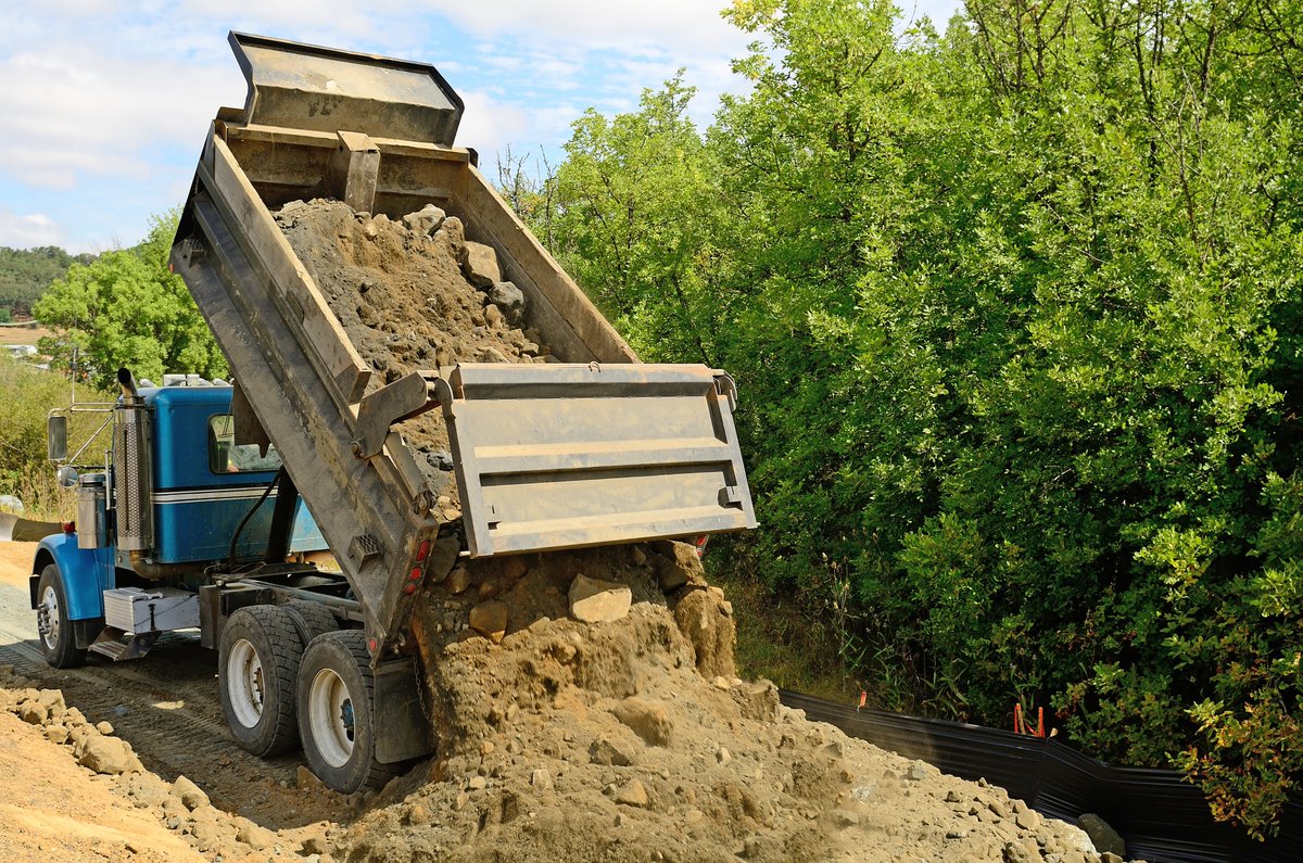 Dump truck operators and owners: Use these recommendations to help prevent injuries and death while operating your truck in a work zone: bit.ly/49PAhlN #NWZAW