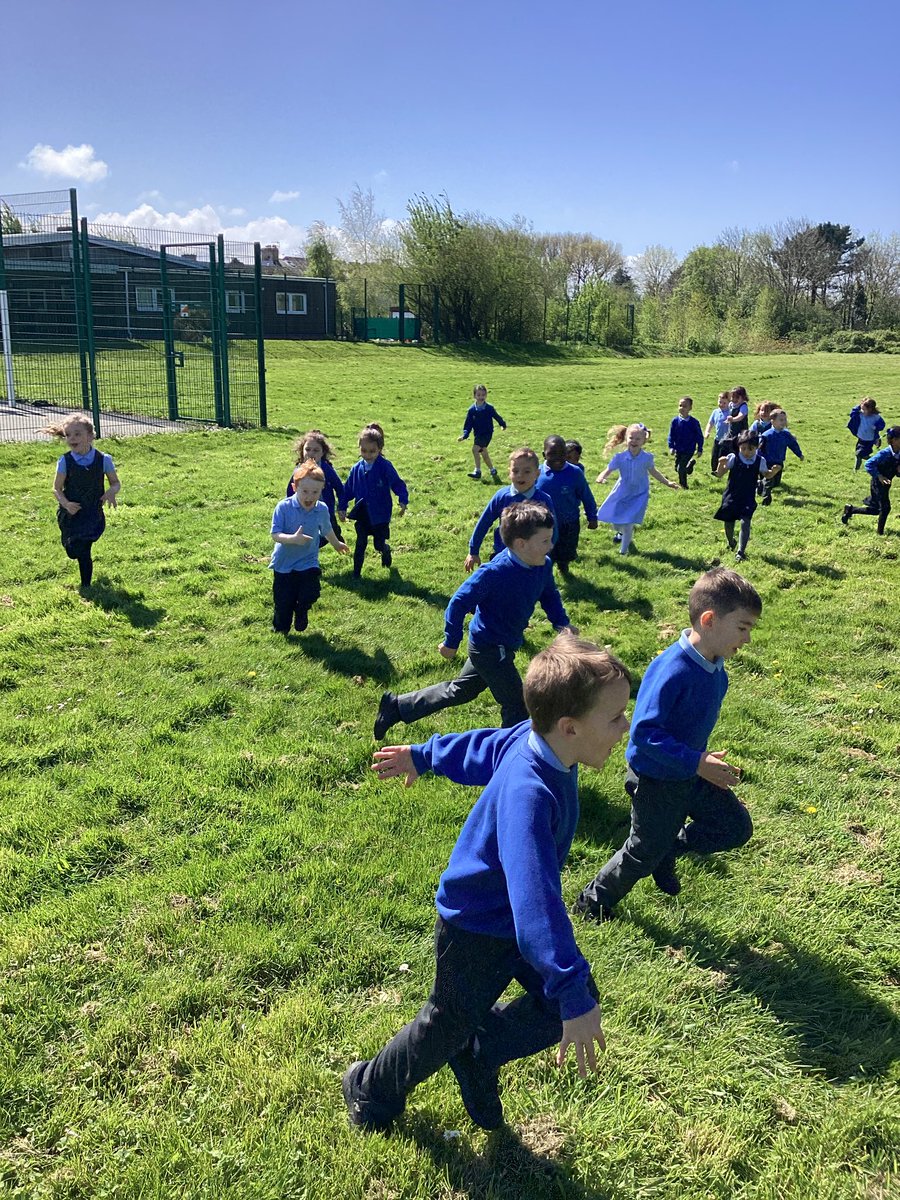 In support of our @LondonMarathon runners, today Reception ran a mini marathon around our field. @BedfordPrimary @SouthportLTrust Sefton schools say #kNOwKnifeCrime
