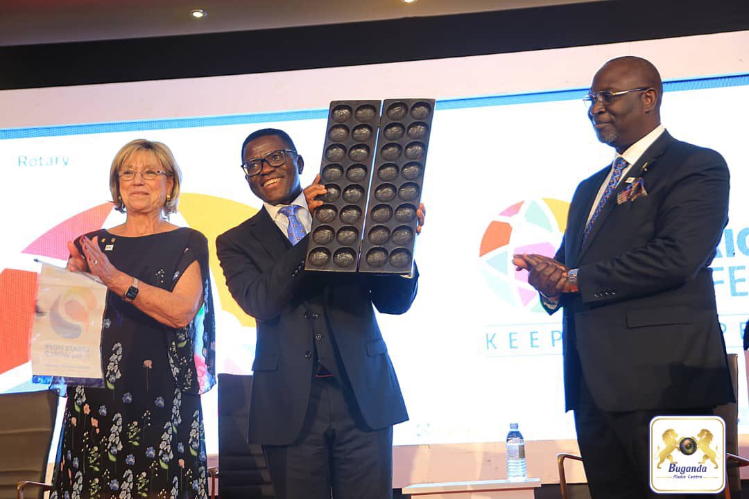 Denis_Jjuuko's tweet photo. Katikkiro @cpmayiga brings unbelievable warmth to every room like he did today as guest of honor at our #Discon99. He urged us to continue doing good in the world and keep hope alive. @rotaryd9213 @Rotary https://t.co/pGJIsr302E