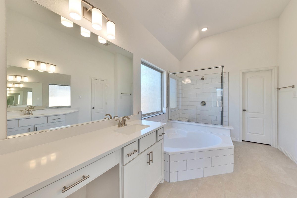 Looking for a new move-in ready home in the Austin area? Explore this week’s #MoveFastFriday home in the Paramount community in Kyle, TX today! 🏡 2,640 square feet 🛏️ 4 bedrooms 🚿 3 bathrooms ✨ Upgraded kitchen Schedule a visit to see it this weekend: hubs.li/Q02tpc8H0.