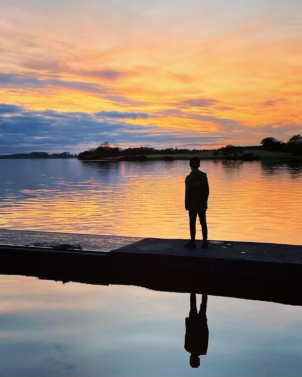 We're craving golden moments spent on the #RiverShannon 🌅 🛶 Paddling under pink skies with #ShannonRiverAdventure ⚓️ Becoming a captain of your own vessel with #SilverLineCruisers 🛥Letting someone else take the wheel with @KillaloeCruises 📸 c.galvin27 [IG] #KeepDiscovering