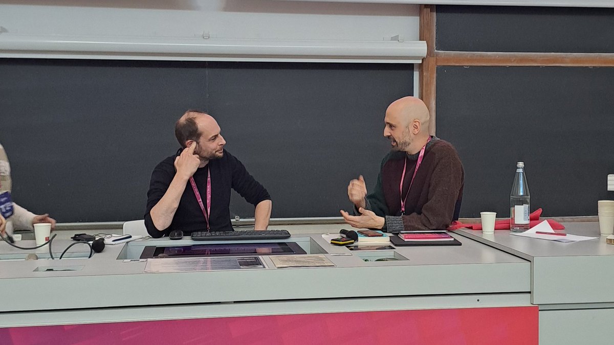 BiennaleTech's tweet image. &quot;Ho trovato il termine umani ibridi. Mi fa consevare l&apos;umanità ma esplicita che c&apos;è qualcosa che succede al confine tra essere umano e tecnologia&quot;.
Harry Parker evidenzia alcuni lati negativi delle protesi, come il dolore da frizione tra il corpo e la teconologia.
#BiennaleTech