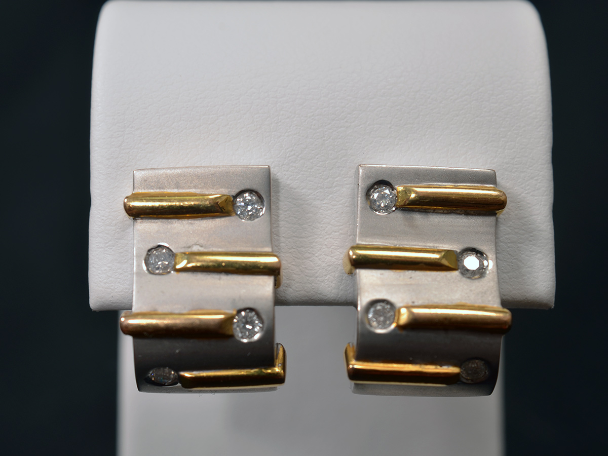 Set a standard in fine fashion this weekend with these 14K two tone gold pierced diamond earrings with round brilliant cut diamonds. Start the weekend in style at John Wallick Jewelers in Sun City, AZ johnwallickjewelers.com/shop/14k-two-t… #jewelry #earrings #diamondearrings #TGIF #weekendvibes