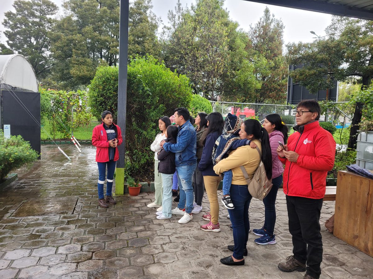EMGIRSEP's tweet photo. ♻️ 🌱#QuitoSostenible | Hoy, nuestro #EcoCentro Sur recibió la grata visita de representantes de la comunidad El Belén, para aprender acerca de cómo crear huertos a través del aprovechamiento de residuos orgánicos.
Con conciencia ambiental, #QuitoRenace https://t.co/sd0LPfMmvV