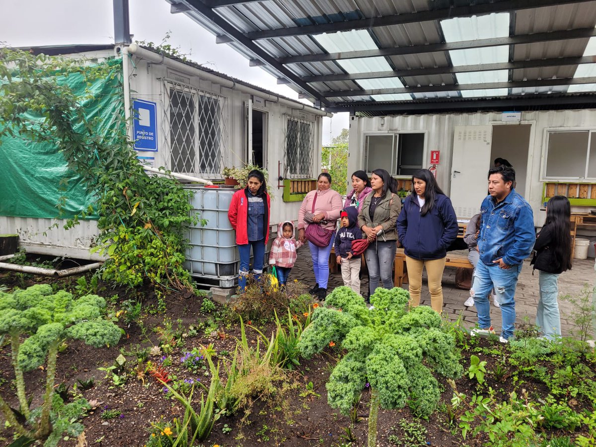 EMGIRSEP's tweet photo. ♻️ 🌱#QuitoSostenible | Hoy, nuestro #EcoCentro Sur recibió la grata visita de representantes de la comunidad El Belén, para aprender acerca de cómo crear huertos a través del aprovechamiento de residuos orgánicos.
Con conciencia ambiental, #QuitoRenace https://t.co/sd0LPfMmvV