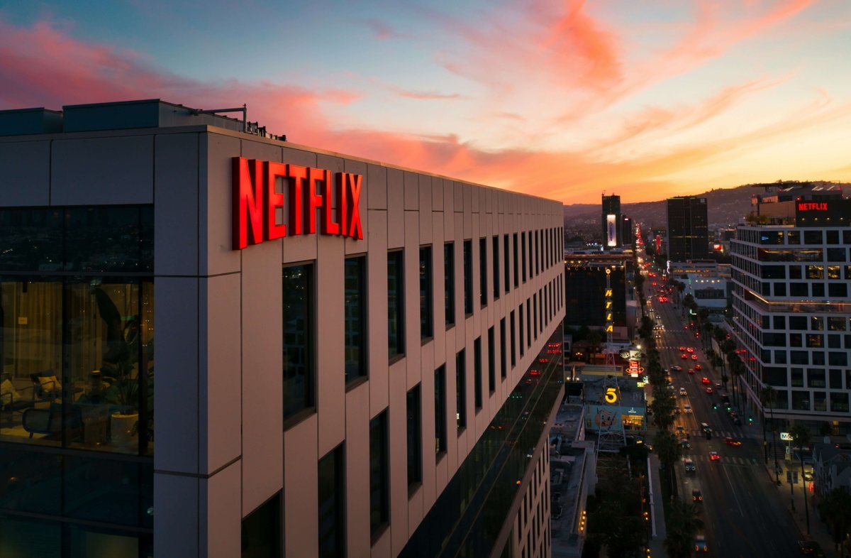 Netflix's $NFLX profits soar in Q1 2023, boosted by a crackdown on password sharing. Profits jumped to $2.3B. Alphanso rates it a BUY with a good overall score of 7.8/10, citing excellent management, promising growth & strong profitability outlook. #Alphanso #Netflix #Thread