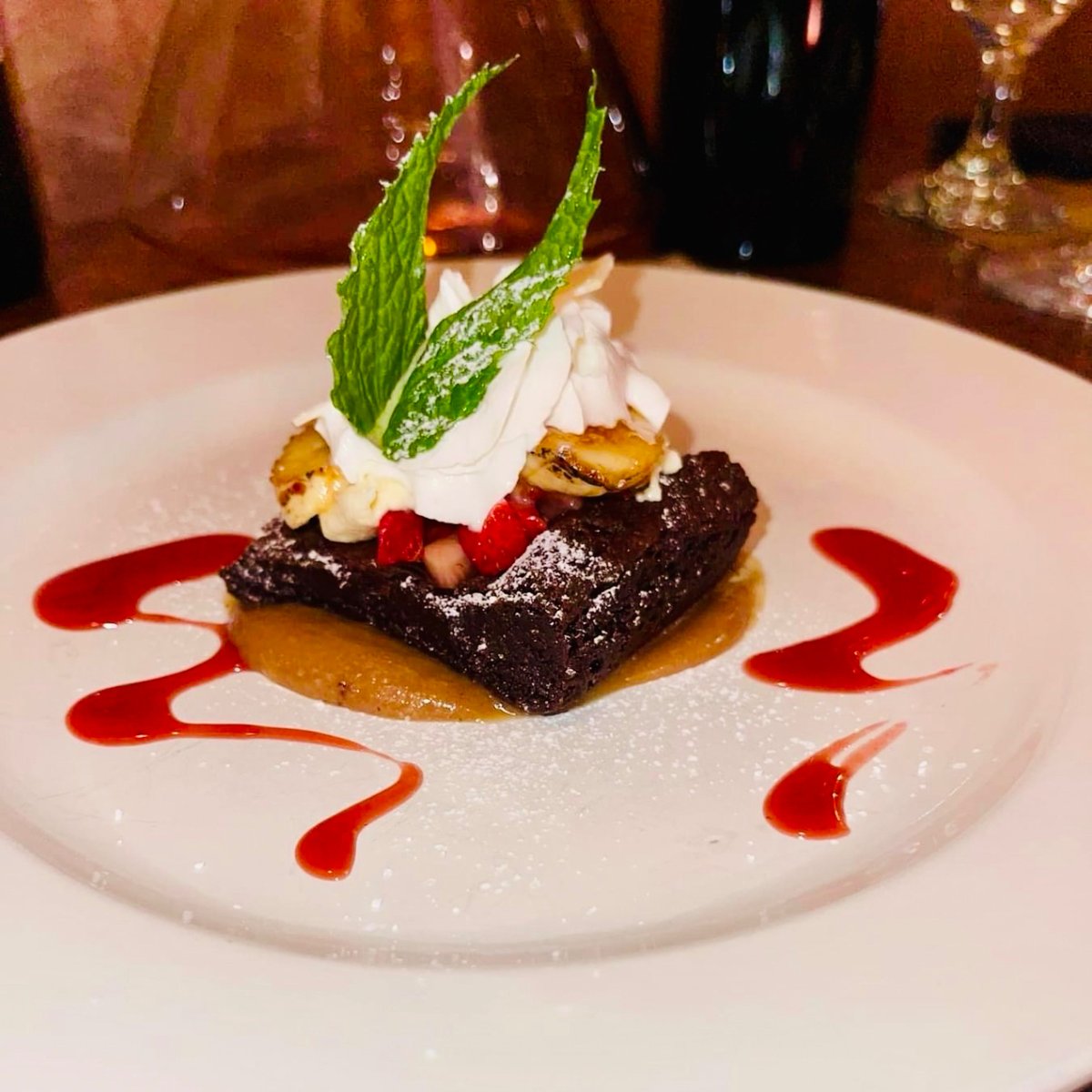 Matisse167's tweet photo. Friday is Cheat Day! Which of these would you try? Our Strawberry Shortcake, Chocolate Brownie, or Creamsicle Cheesecake? You decide!
Matisse 167 Menu: https://t.co/5Xrq2grpNd
#Cheesecake #shortcake #Brownie #Gourmet #Foodie https://t.co/OKcoayDRMZ