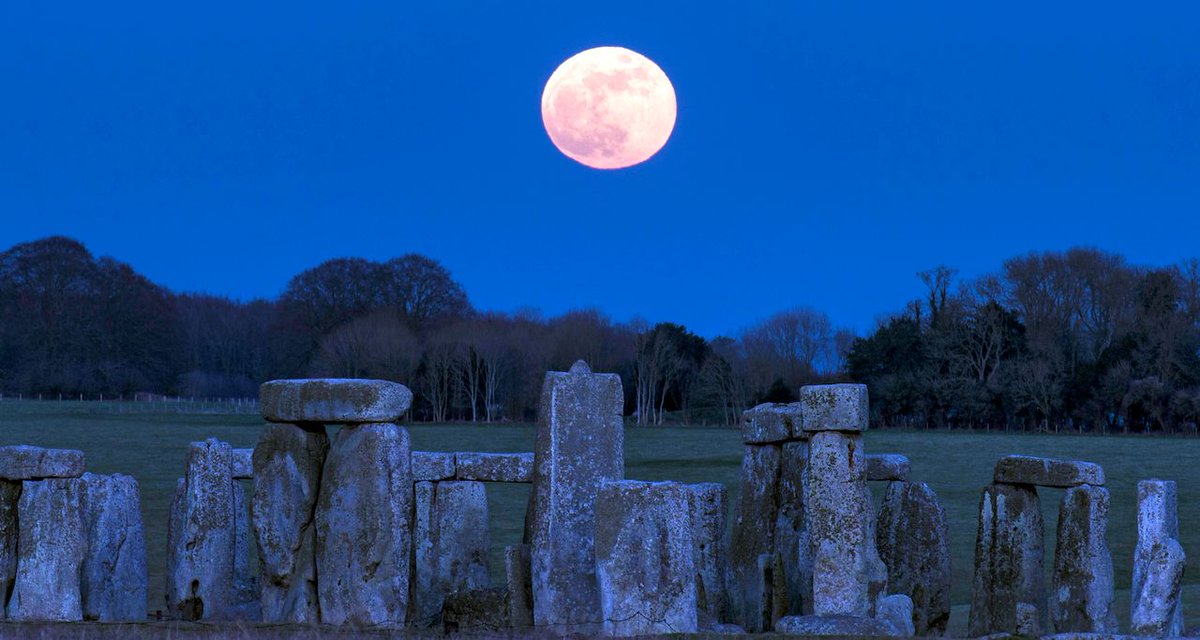 Could the Moon have influenced the builders of Stonehenge? 🌑 🪨 That's what @EnglishHeritage, the @RoyalAstroSoc and experts from @bournemouthuni, @UniofOxford and @uniofleicester want to find out. Read more at: ras.ac.uk/news-and-press…
