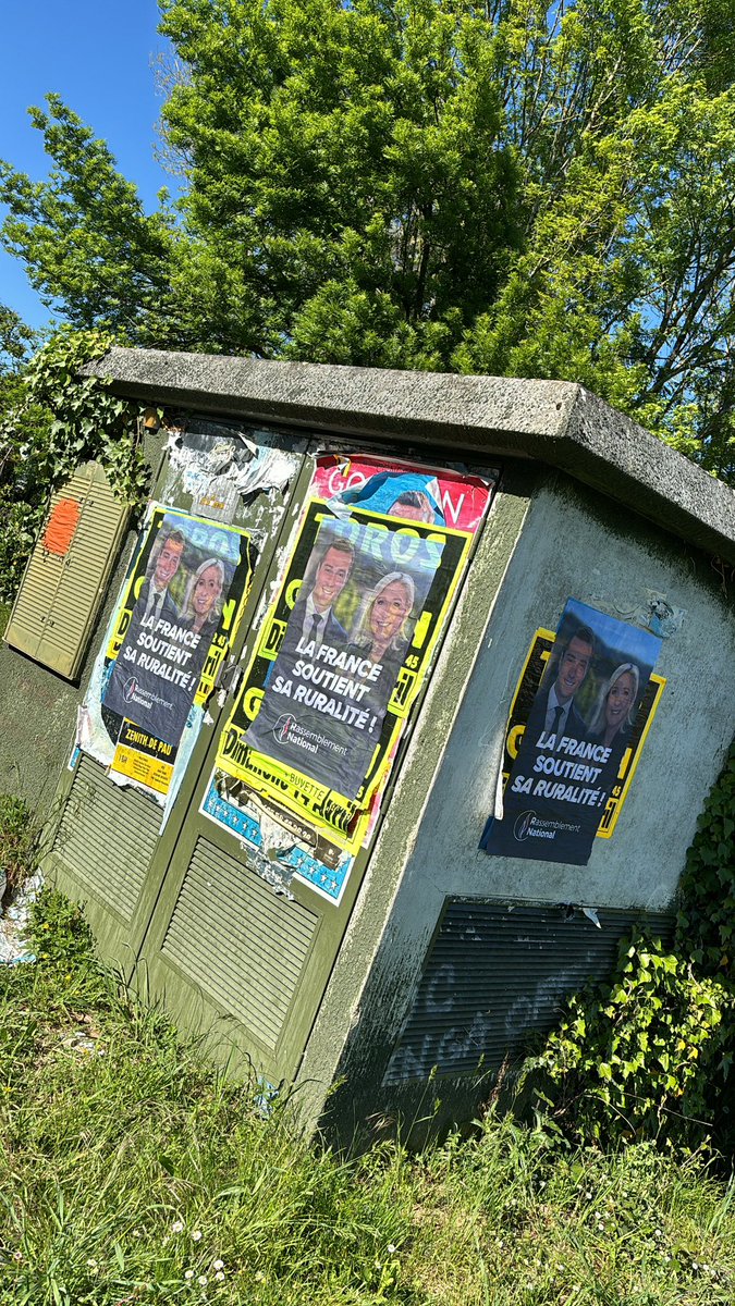 RNJ_off_64's tweet photo. Le @RNJ_off_64 étaient présents sur Nay et Morlaàs pour une action boitage et un affichage !

En-avant pour les Européennes avec @jordanbardella ! 🇫🇷 https://t.co/zup1sG3hDJ