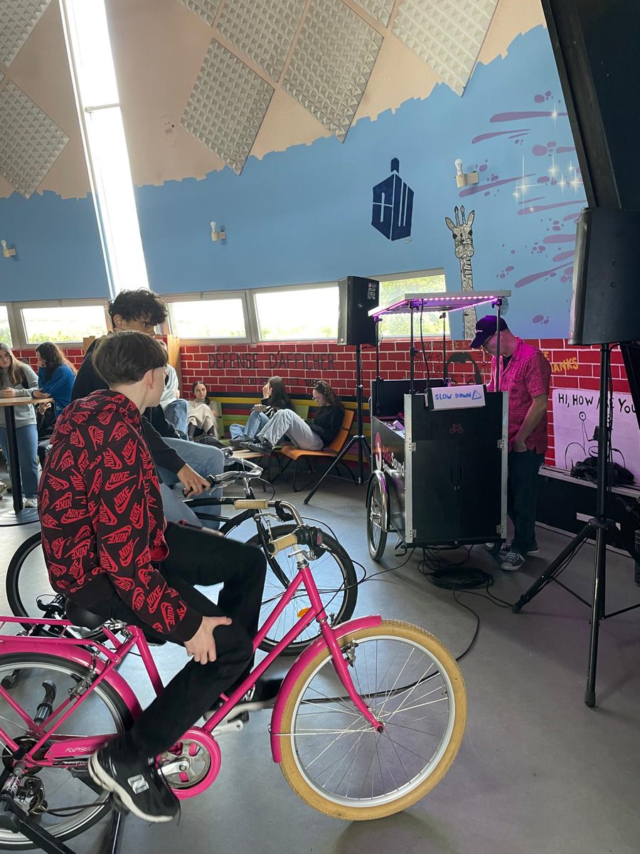 Solar vibes at André Malraux High School! 🚲🎶 #SolarSoundSystem brought the bike fest to life with sun-powered beats. Thanks, Allones for the warm welcome and youth engagement for a sustainable future! 🌱 #SustainableMobility #CleanEnergy