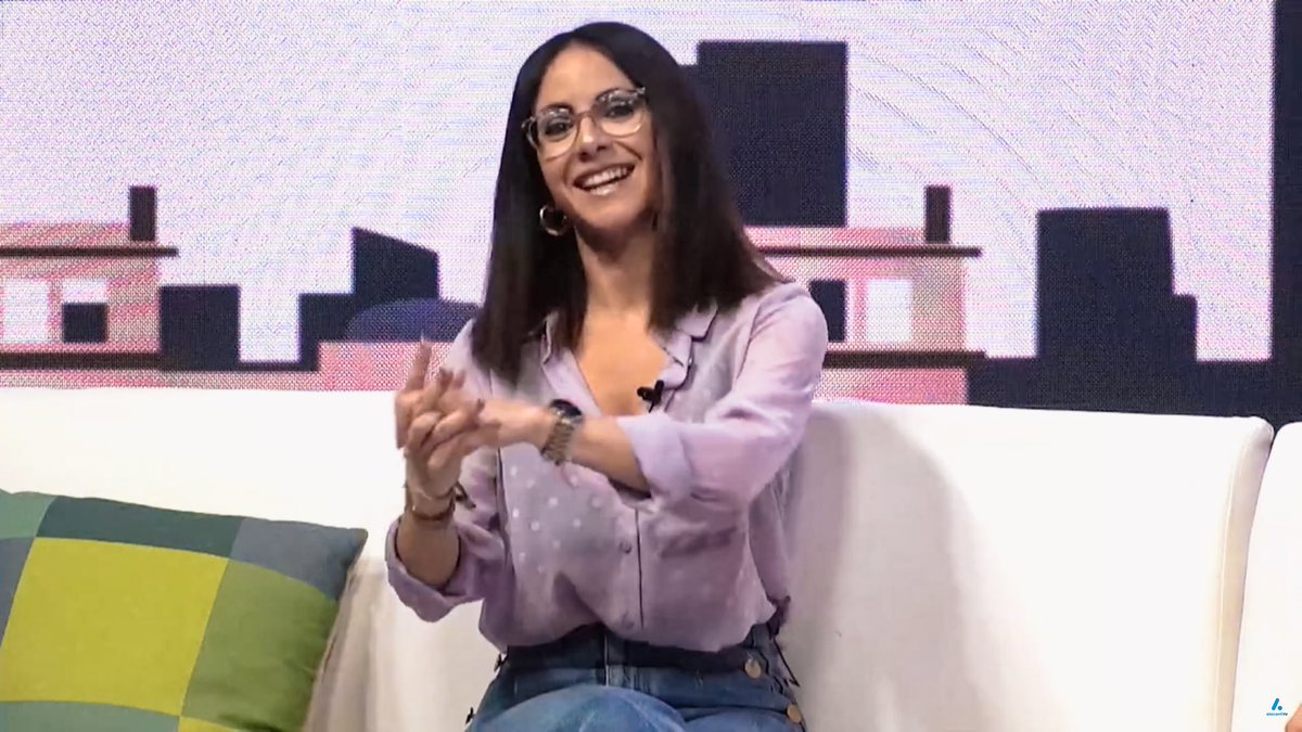 neus9's tweet photo. 📺😁La felicidad de estar delante de una cámara. 

#Televisión #AlacantiTV https://t.co/LH7Dmy82tP