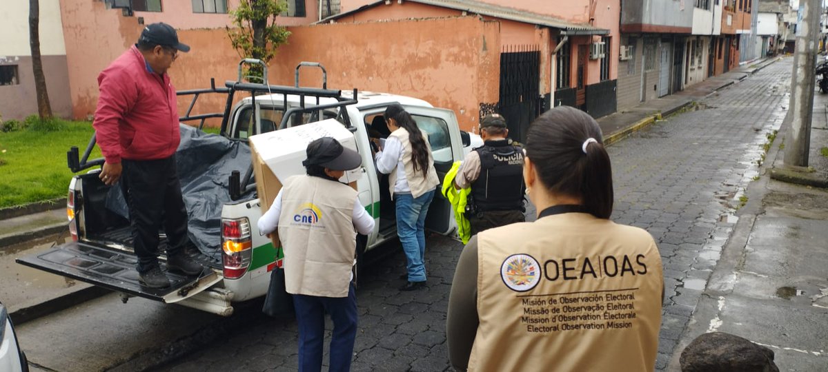 Integrantes de la Misión Electoral de la #OEAenEcuador observan la jornada del #VotoEnCasa en el marco del #ReferéndumYConsulta2024 en 🇪🇨