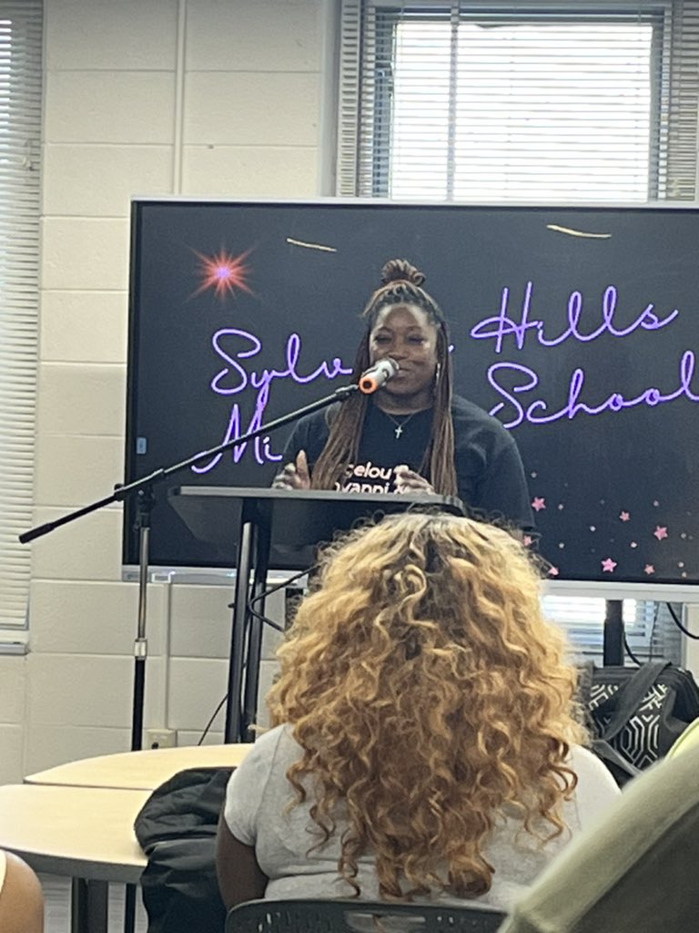 APSMediaServ's tweet photo. Happening now: The 3rd annual Poetry Slam is underway. The expression, emotion and  vocabulary of the student poets is 🤯 We shouldn’t be surprised….after all, they’re @apsupdate students! 💁🏽‍♀️ #morepicscoming Thank you @apsDouglassHigh for hosting! https://t.co/fJl4QcXkGc