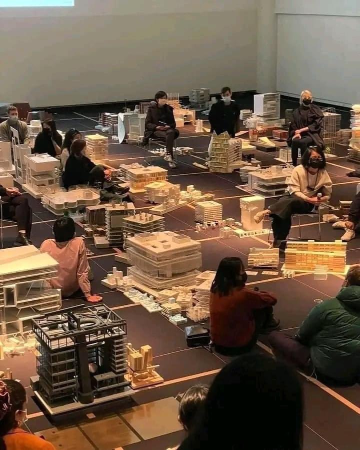 Así se de increíble se ve un día de entrega de Maquetas Arquitectónicas en la universidad de Harvard.