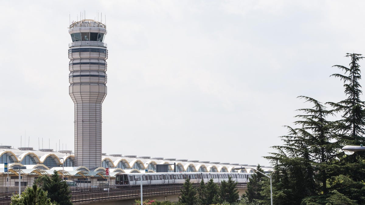 'Southwest, Stop!' Air Planes Avoid Runway Collision By Less Than 400 Feet in Washington D.C. jalopnik.com/southwest-stop… #runway #southwestairlines