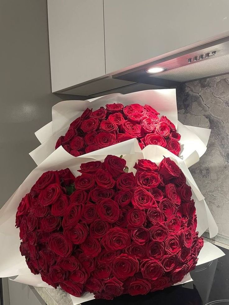 i3Moment's tweet photo. Red roses https://t.co/C3tzqG0Q3I