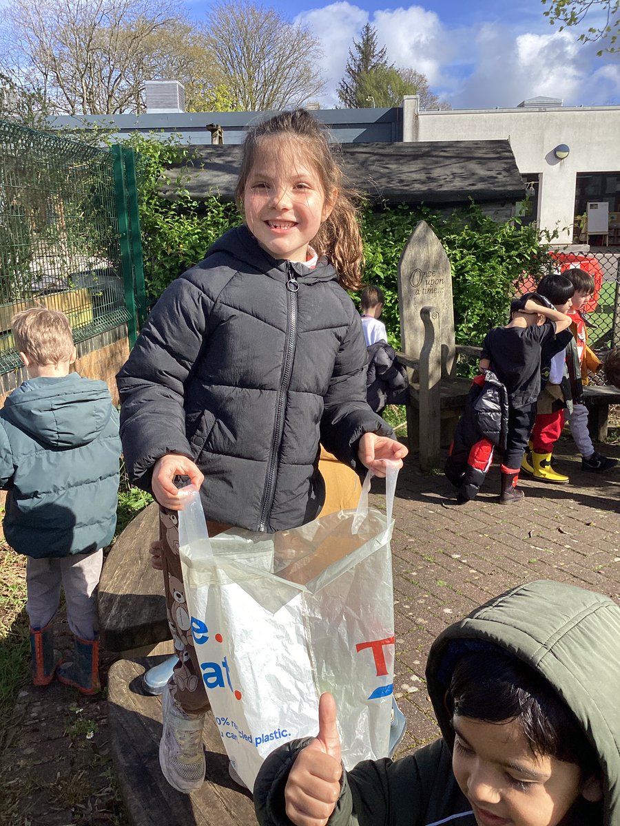 BollinPrim1D's tweet photo. Year 1’s litter pick up 🗑 Year 1 managed to fill three bags full of rubbish - well done!  ♻️ https://t.co/pNwbh7rXMh