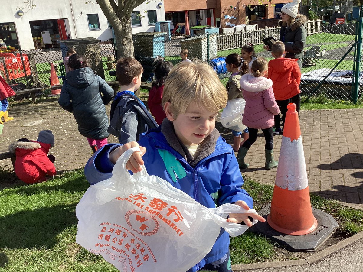 BollinPrim1D's tweet photo. Year 1’s litter pick up 🗑 Year 1 managed to fill three bags full of rubbish - well done!  ♻️ https://t.co/pNwbh7rXMh